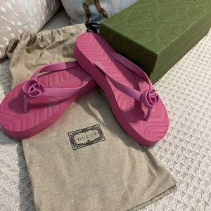 Gucci GG rubber chevron thong flip flop pool shoe size 39 authentic